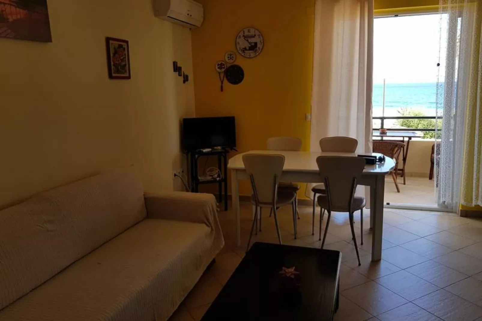 Located in one of the most beautiful sandy in Corfu  in Glyfada Beach 73-Woonkamer