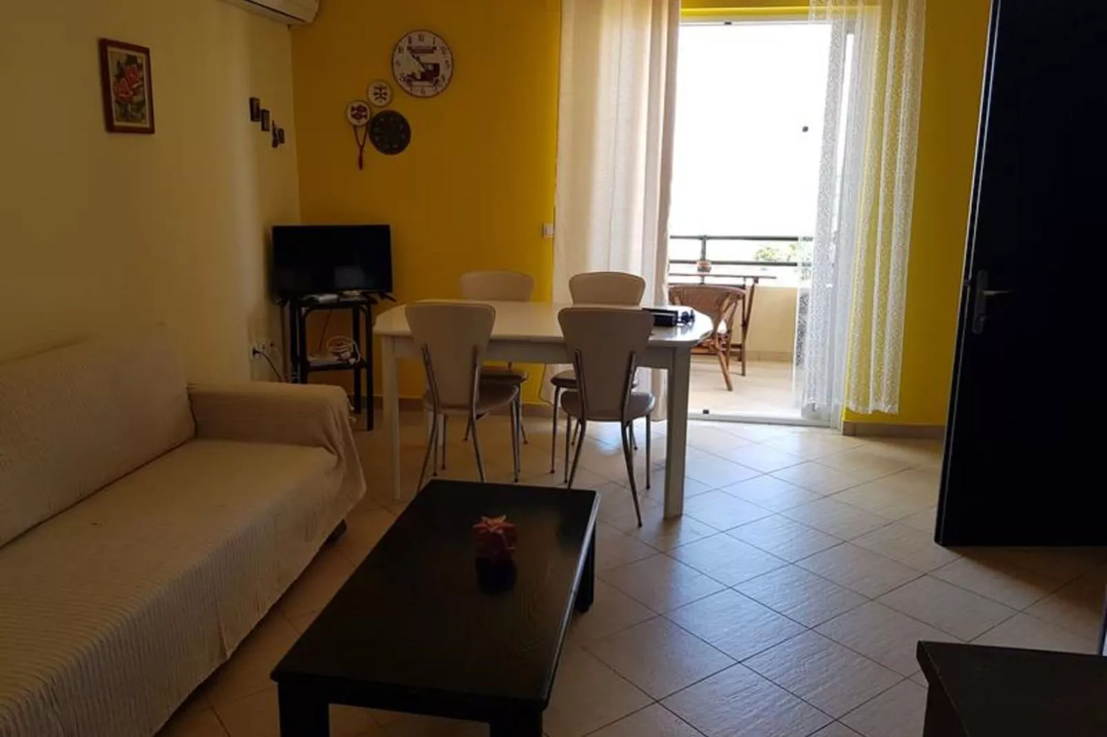 Located in one of the most beautiful sandy in Corfu  in Glyfada Beach 73-Woonkamer