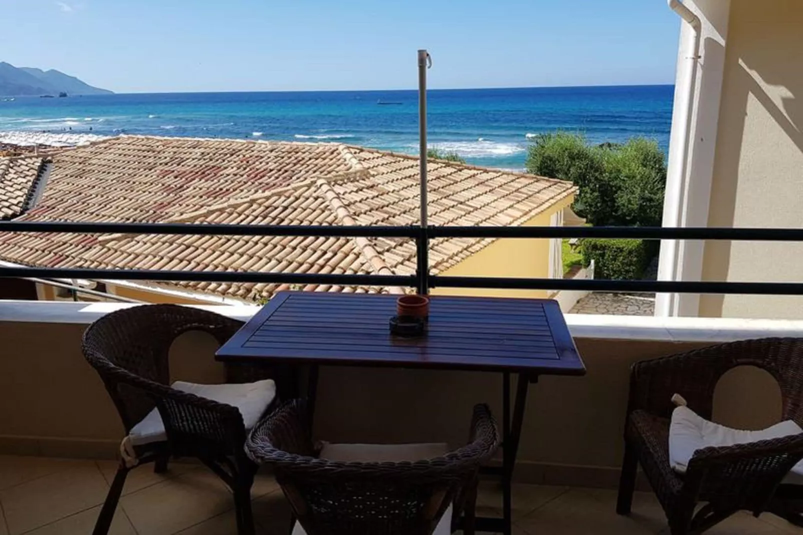 Located in one of the most beautiful sandy in Corfu  in Glyfada Beach 73-Terrasbalkon