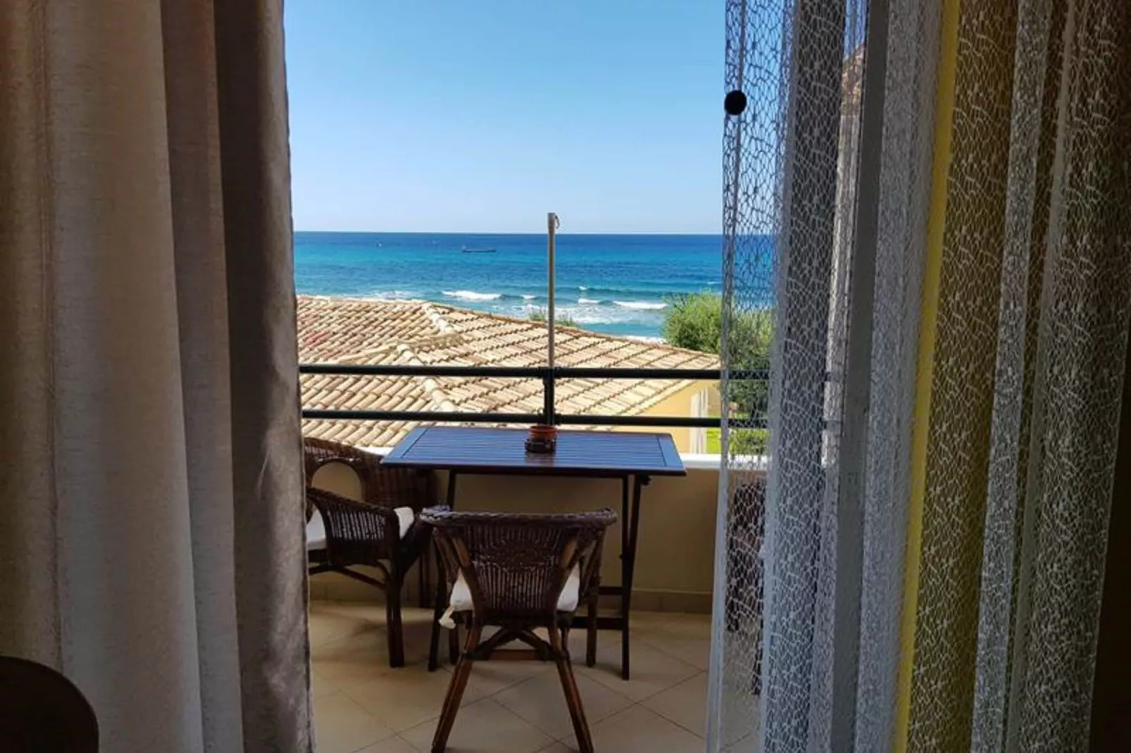 Located in one of the most beautiful sandy in Corfu  in Glyfada Beach 73-Uitzicht zomer
