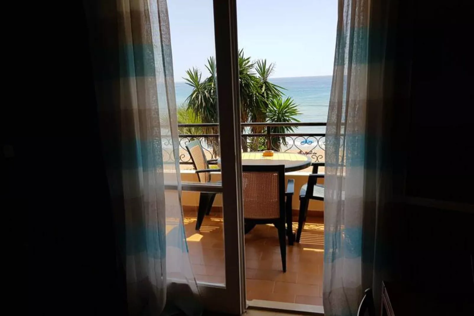 Corfu Glyfada Beachfront Apartment 7-Terrasbalkon