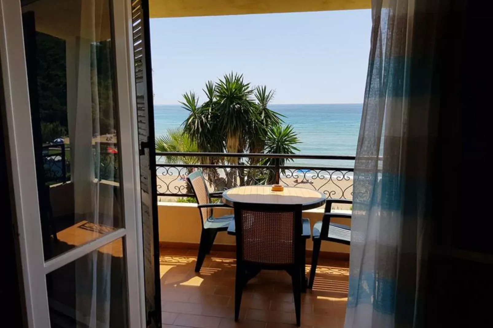 Corfu Glyfada Beachfront Apartment 7-Terrasbalkon
