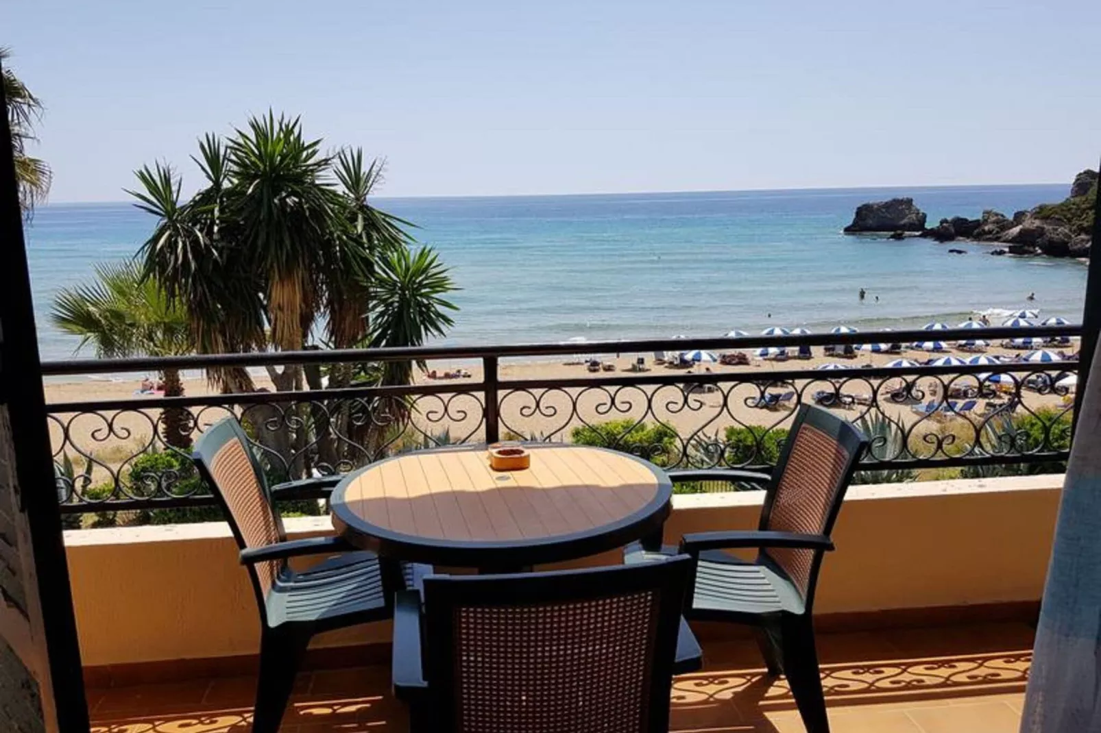 Corfu Glyfada Beachfront Apartment 7-Uitzicht zomer