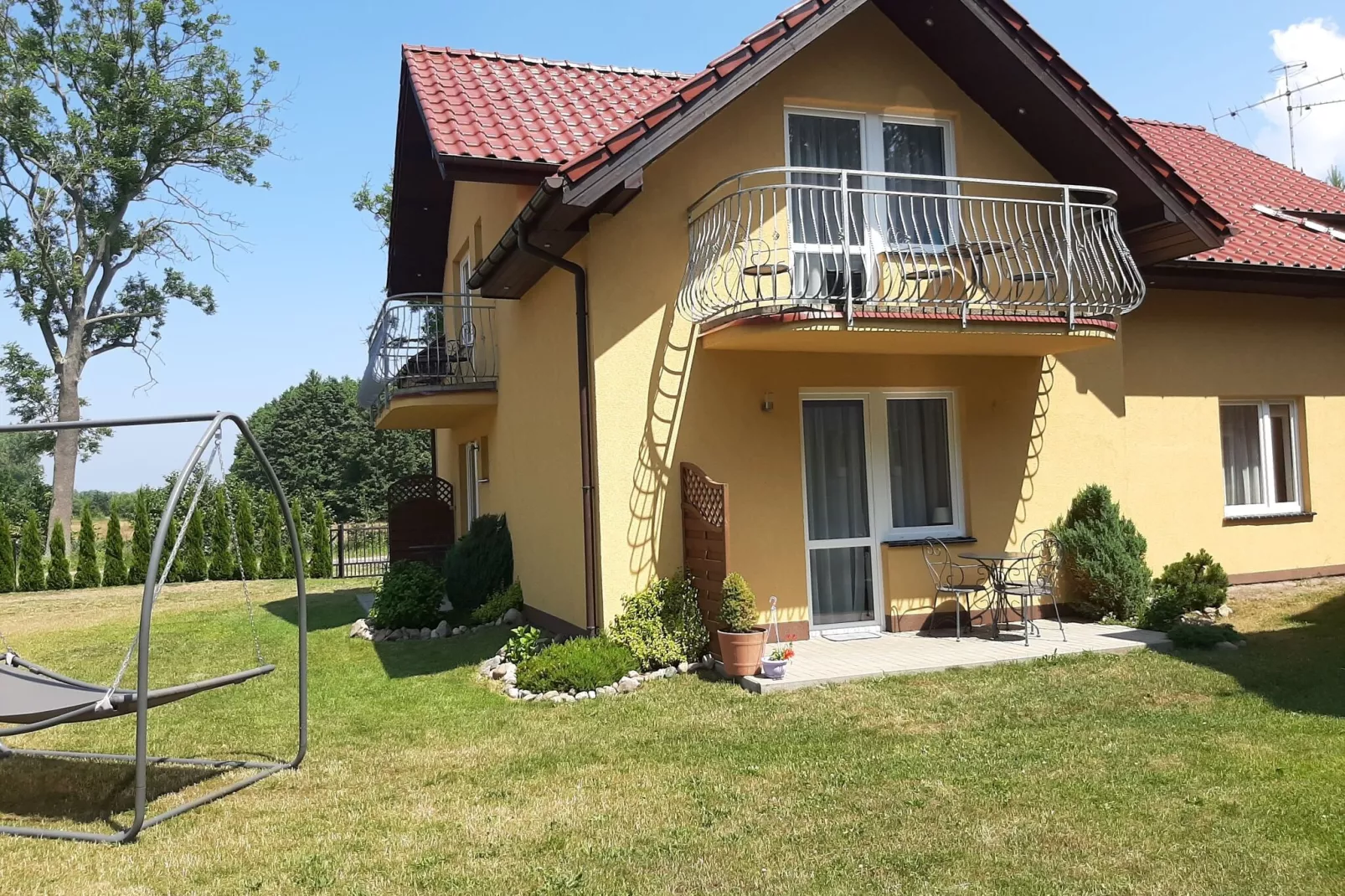 Spacious holiday home in Sieroslaw-Uitzicht zomer