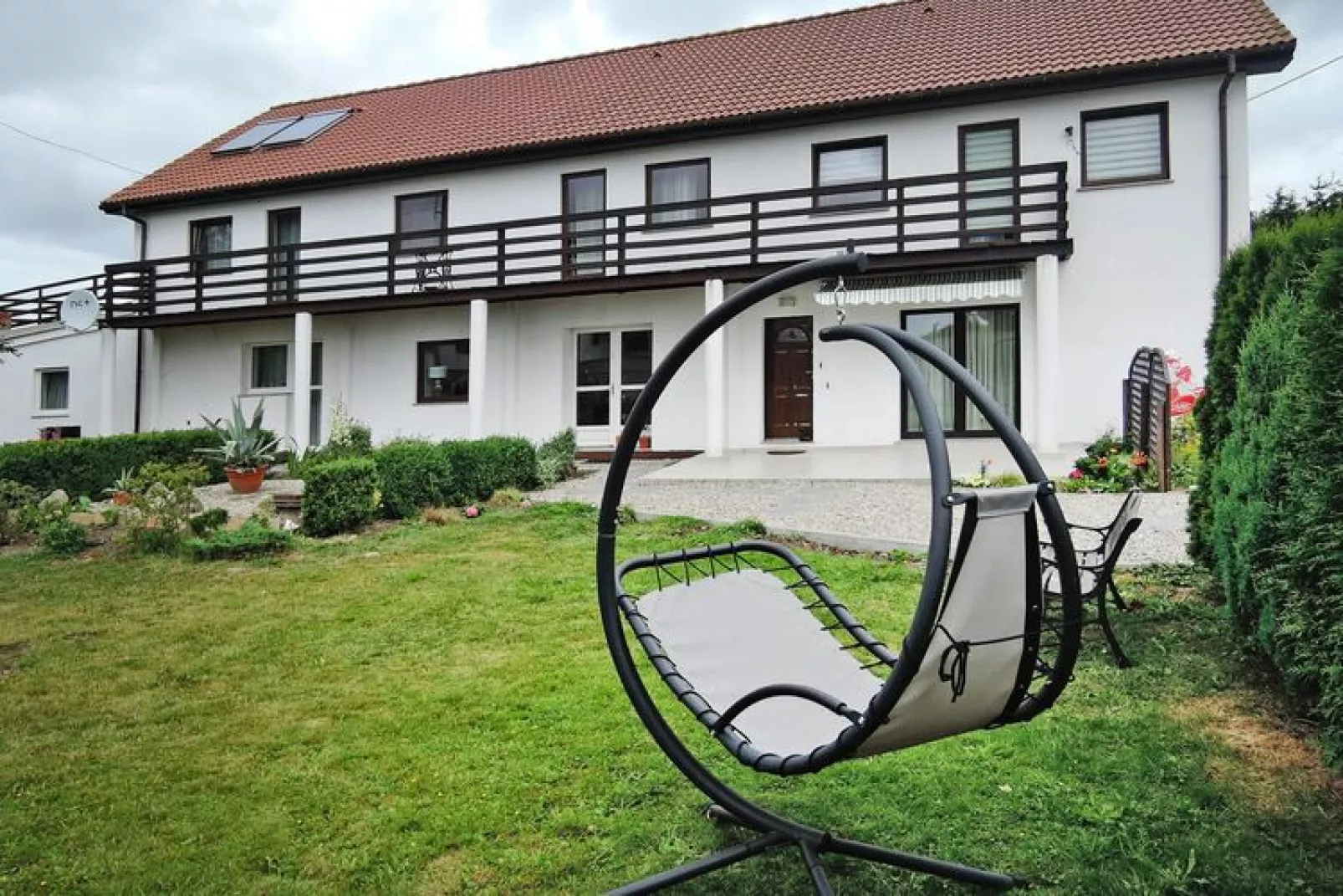 Holiday spacious modern flat in Dabrowa-Buitenkant zomer