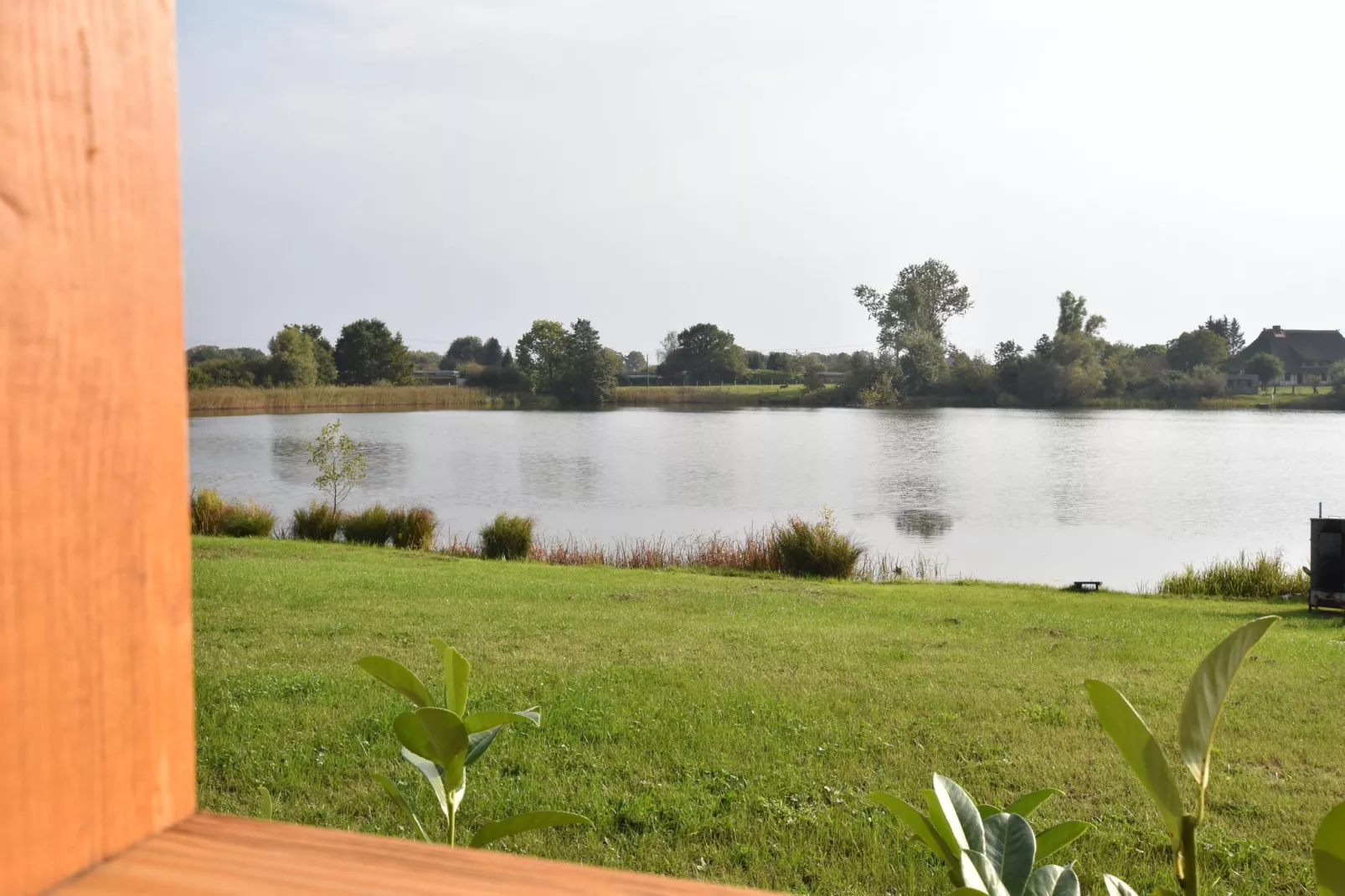 Ferienhaus Am See mit Kamin-Uitzicht zomer