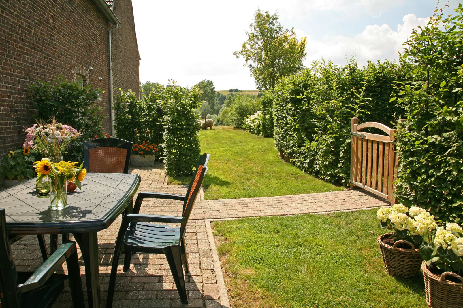 Hoeve in gunne winkel 1 en 2-Tuinen zomer