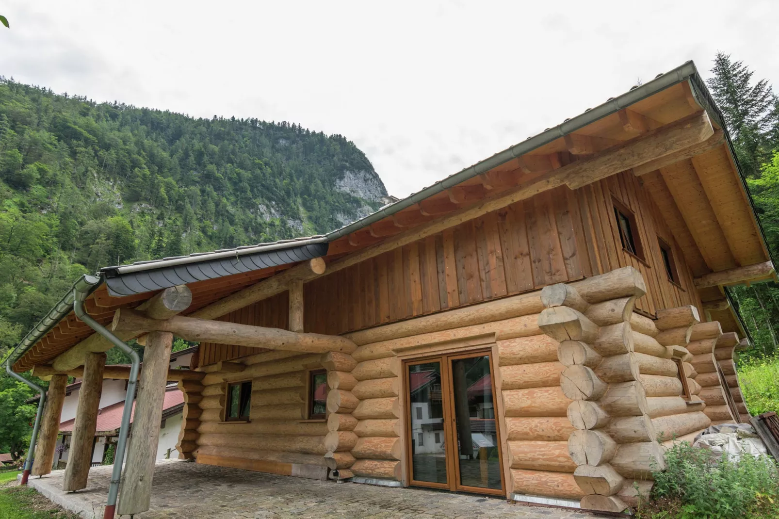 Haus in den Alpen-Buitenkant zomer
