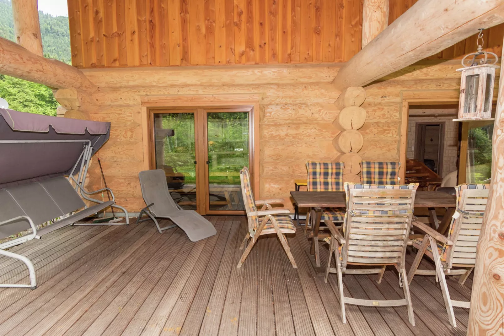 Haus in den Alpen-Terrasbalkon