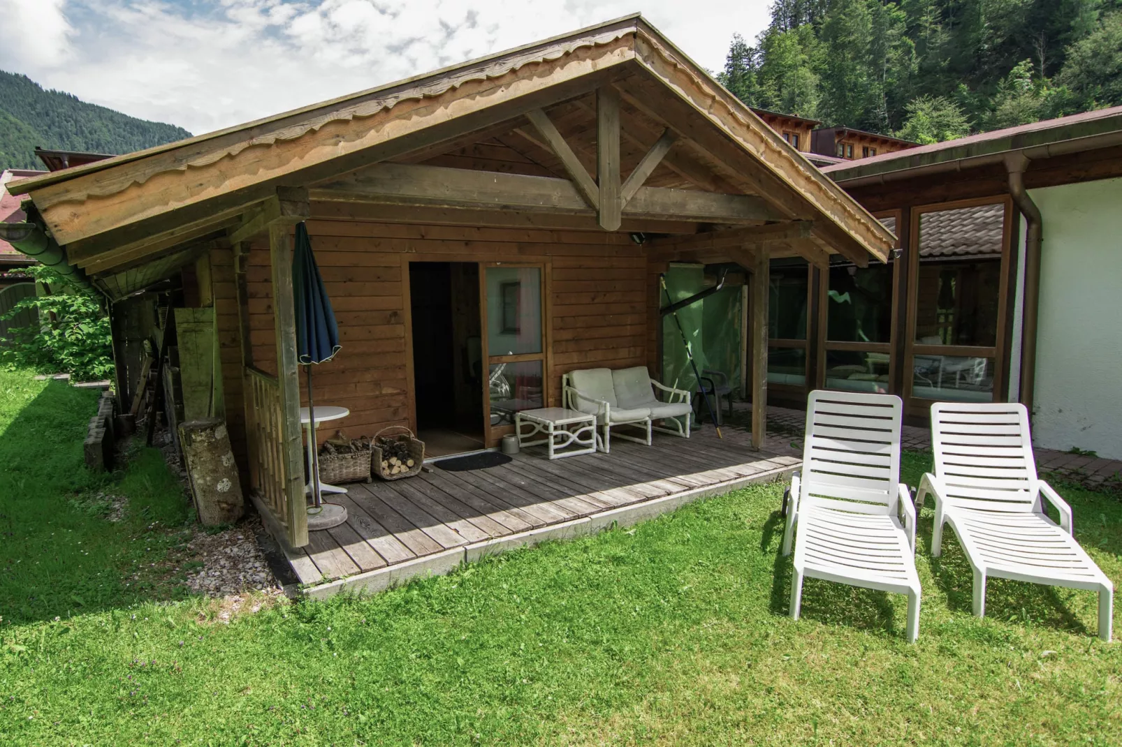 Haus in den Alpen-Tuinen zomer