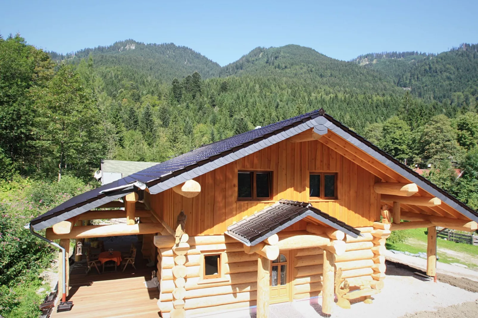 Haus in den Alpen-Buitenkant zomer