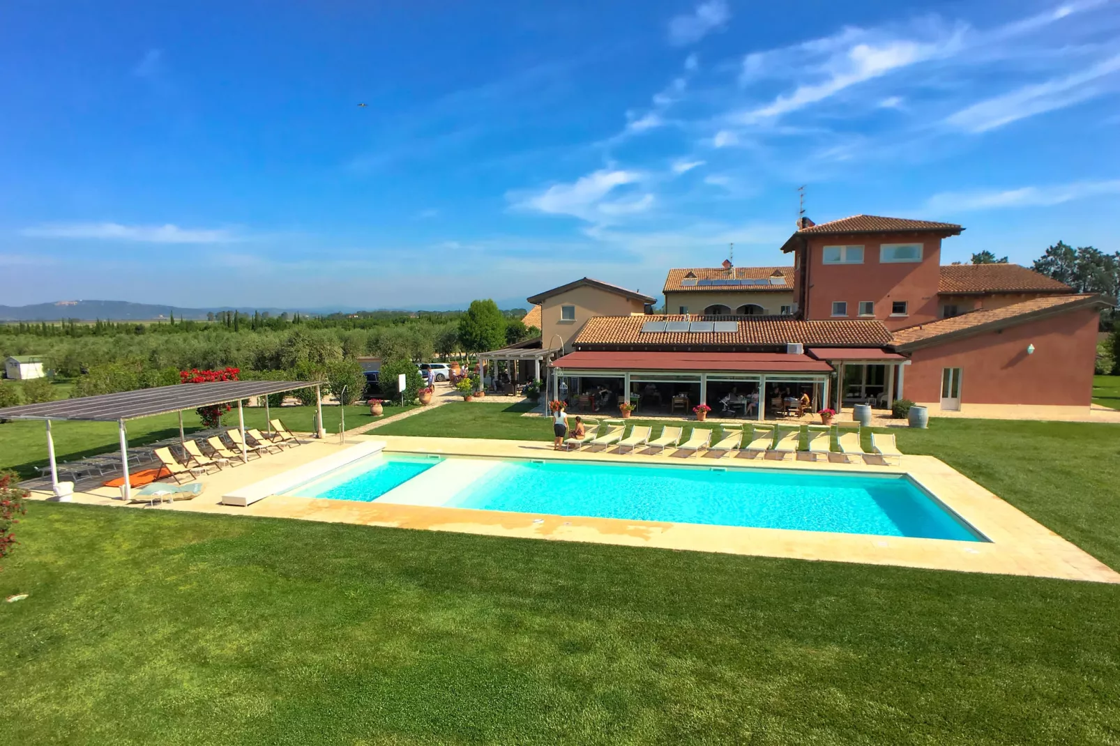 Bozzone Residenza Gialla-Buitenkant zomer