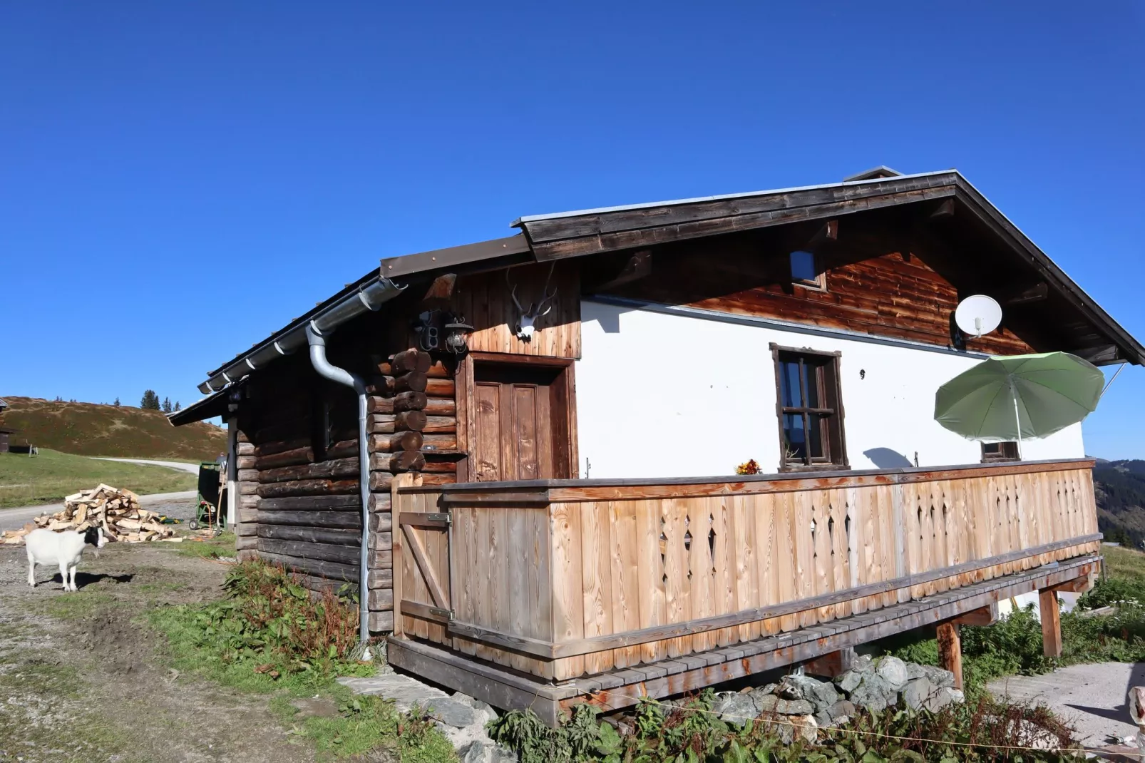 Almhütte Gipfelblick-Buitenkant zomer