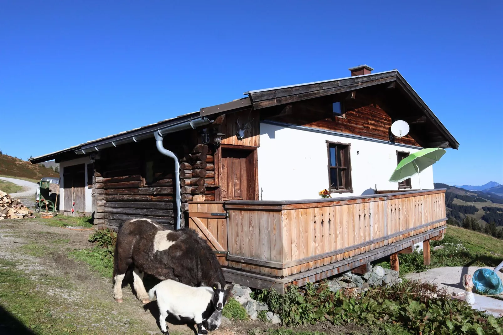 Almhütte Gipfelblick-Buitenkant zomer