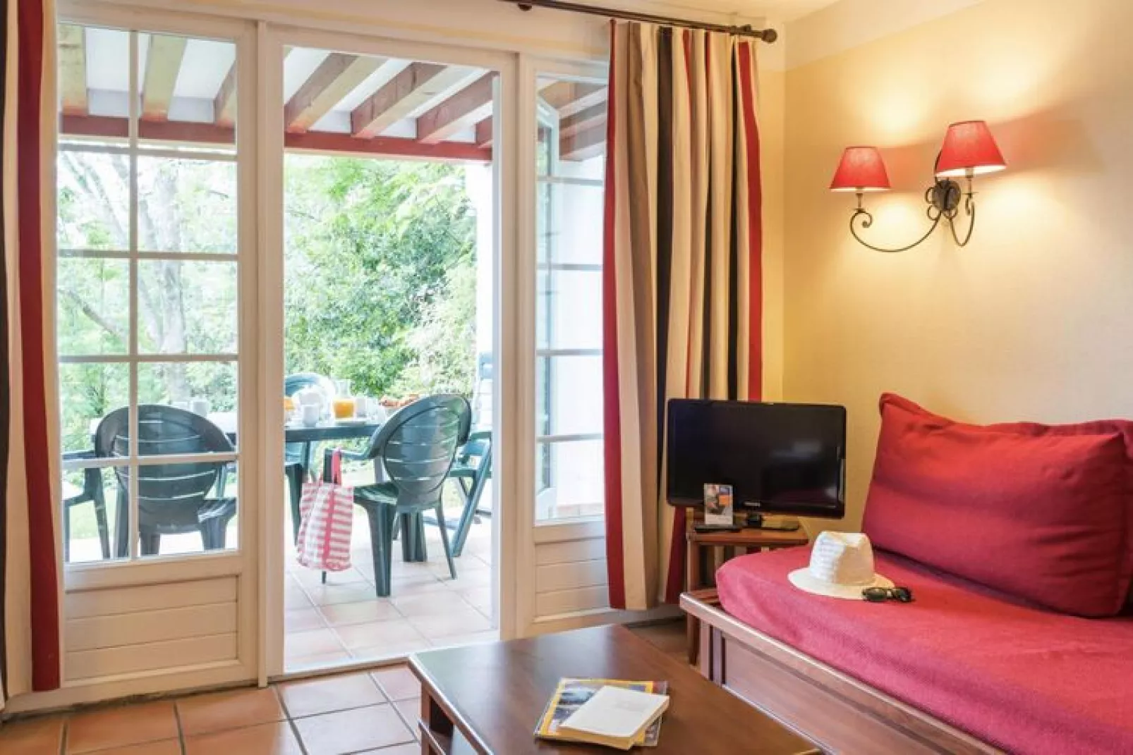 Residence La Villa Maldagora St Jean-de-Luz - 27 Apt 7 p- 1 chambre  1 coin nuit Standarding alcove-27 Apt. 7 p.- 1 chambre + 1 coin nuit Standarding alcove-Woonkamer