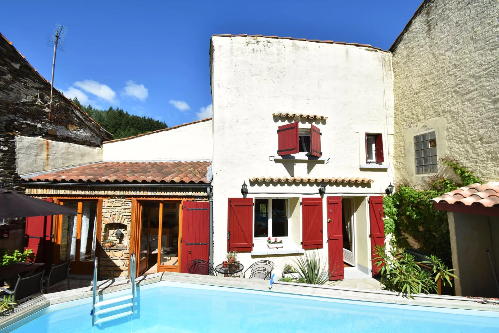 Vakantiehuis met zwembad in Cuxac-Cabardès-Buitenkant zomer