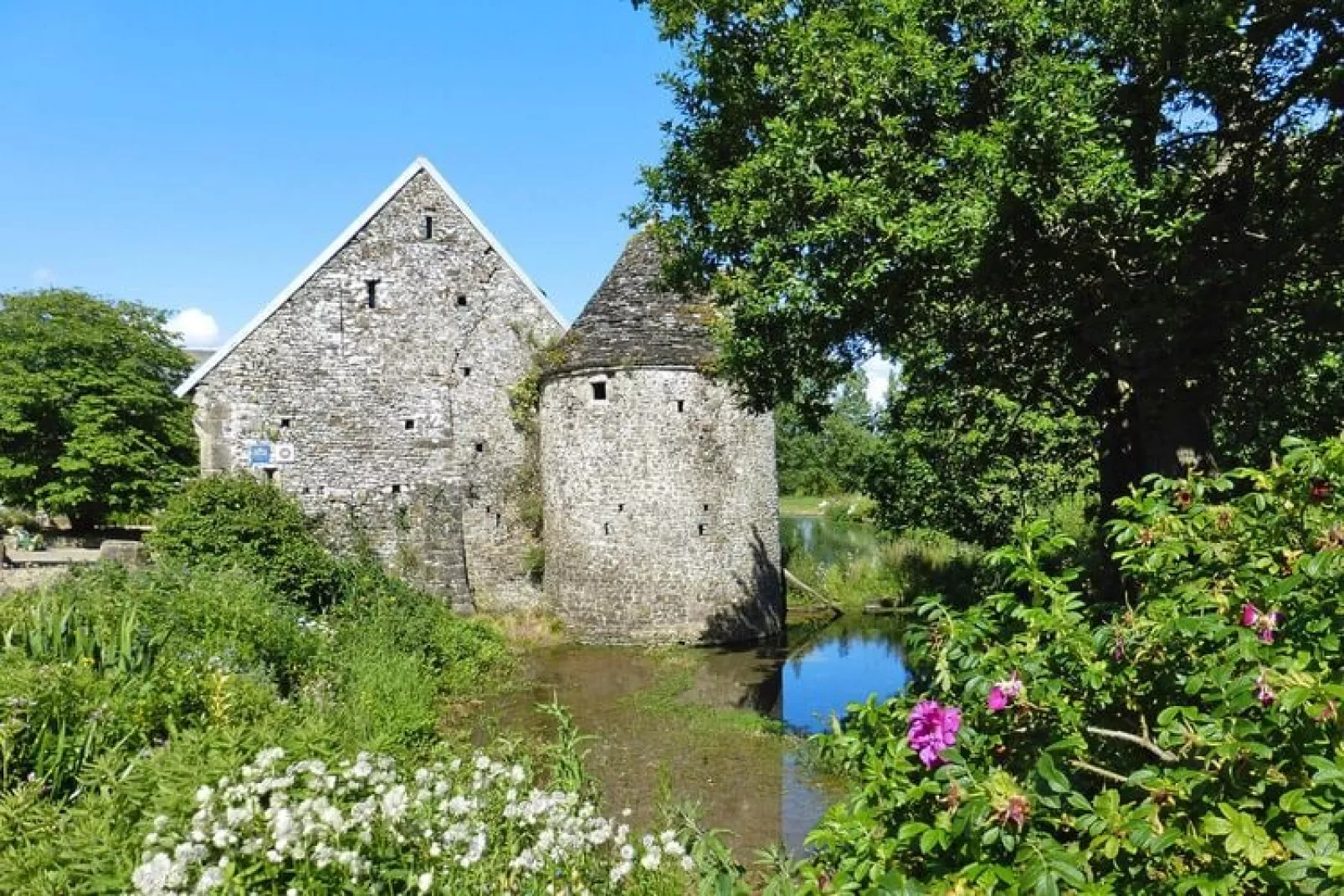 Semi-detached house, Saint-Lô-d'Ourville-Manoir-Buitenkant zomer