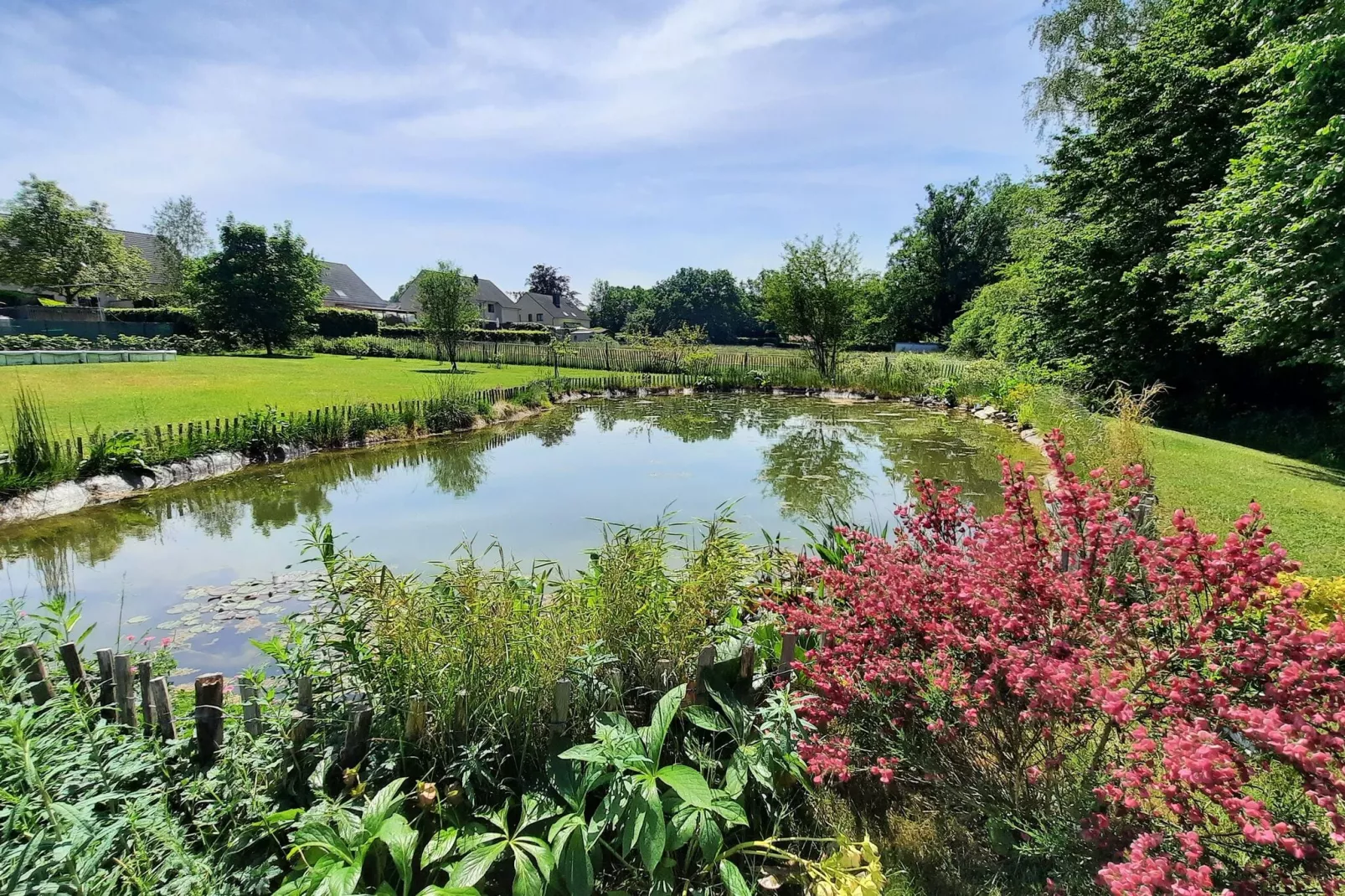 Les Coteaux du Lac-Buitenkant zomer