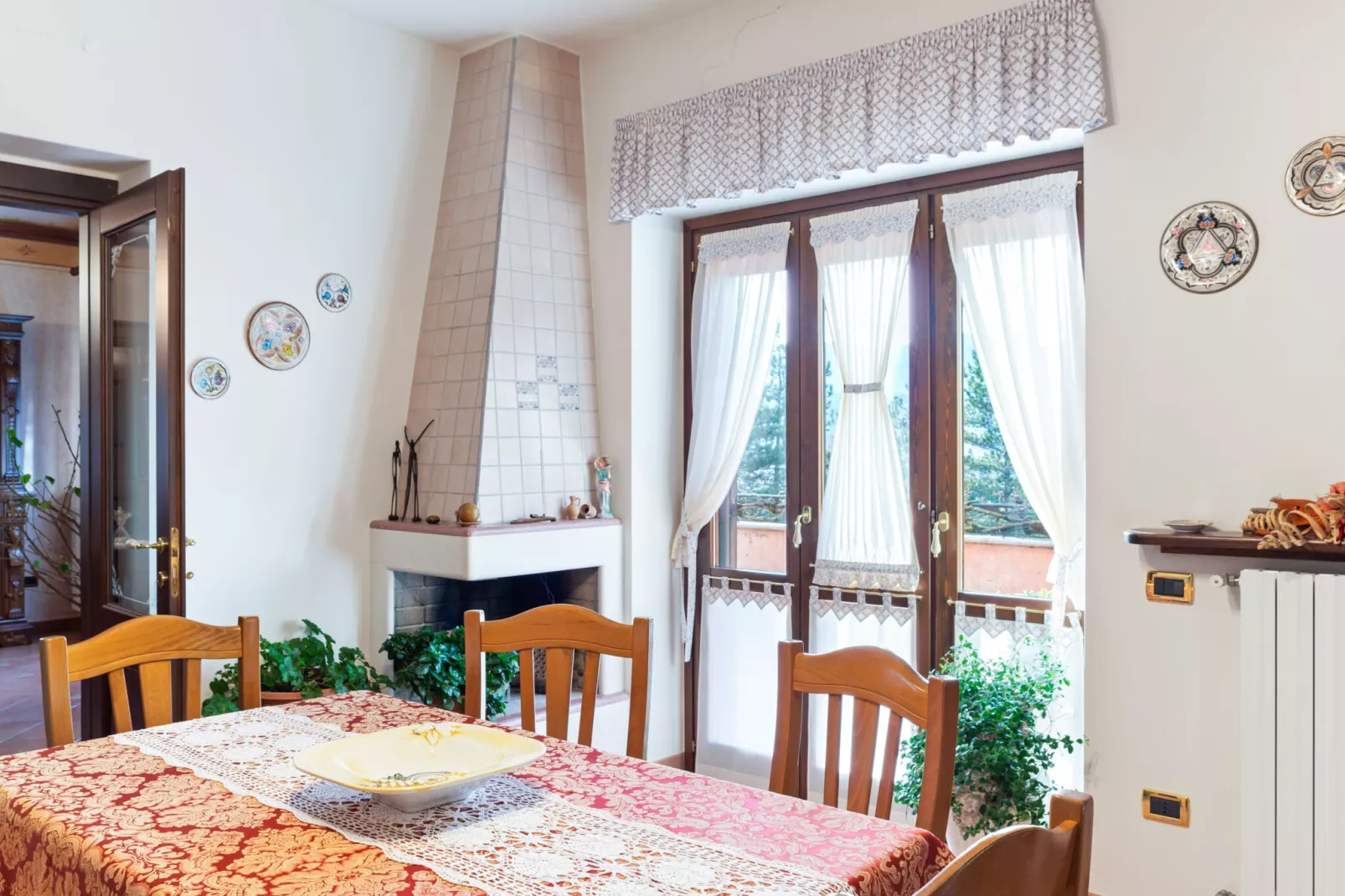 Appartamento in Villa con Giardino e Piscina-Woonkamer