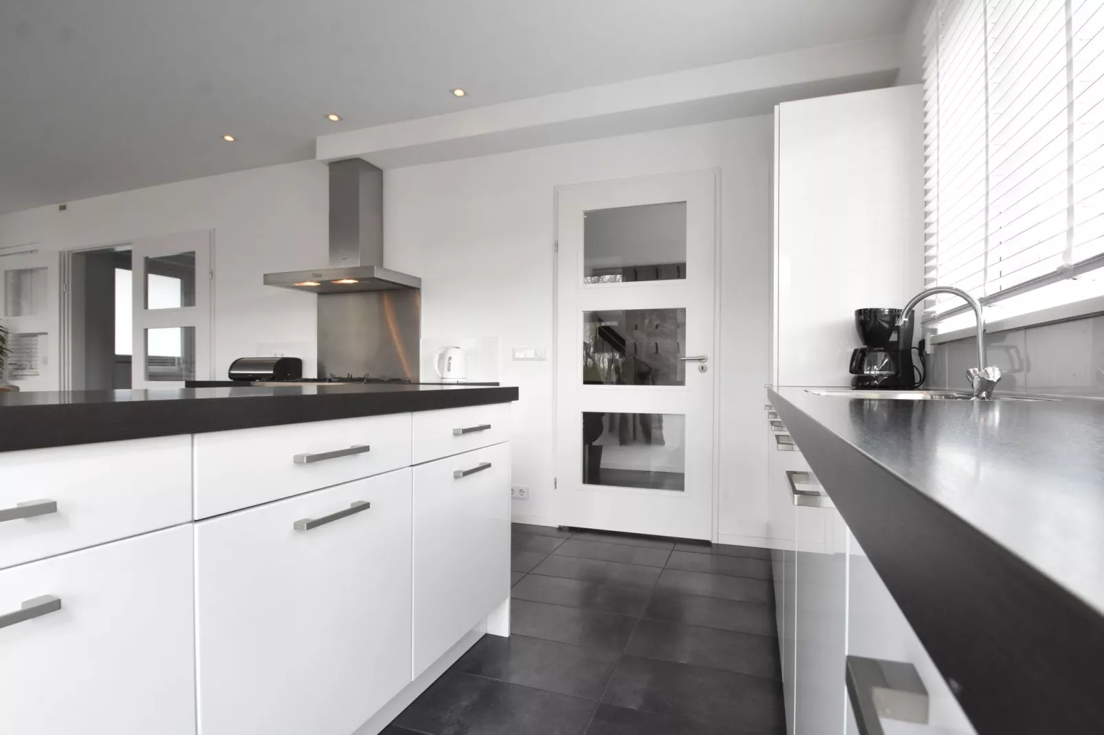 Villa Black & White Harderwijk 209-Keuken