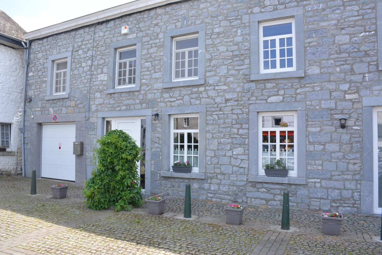 La Taverne des Grottes-Buitenkant zomer