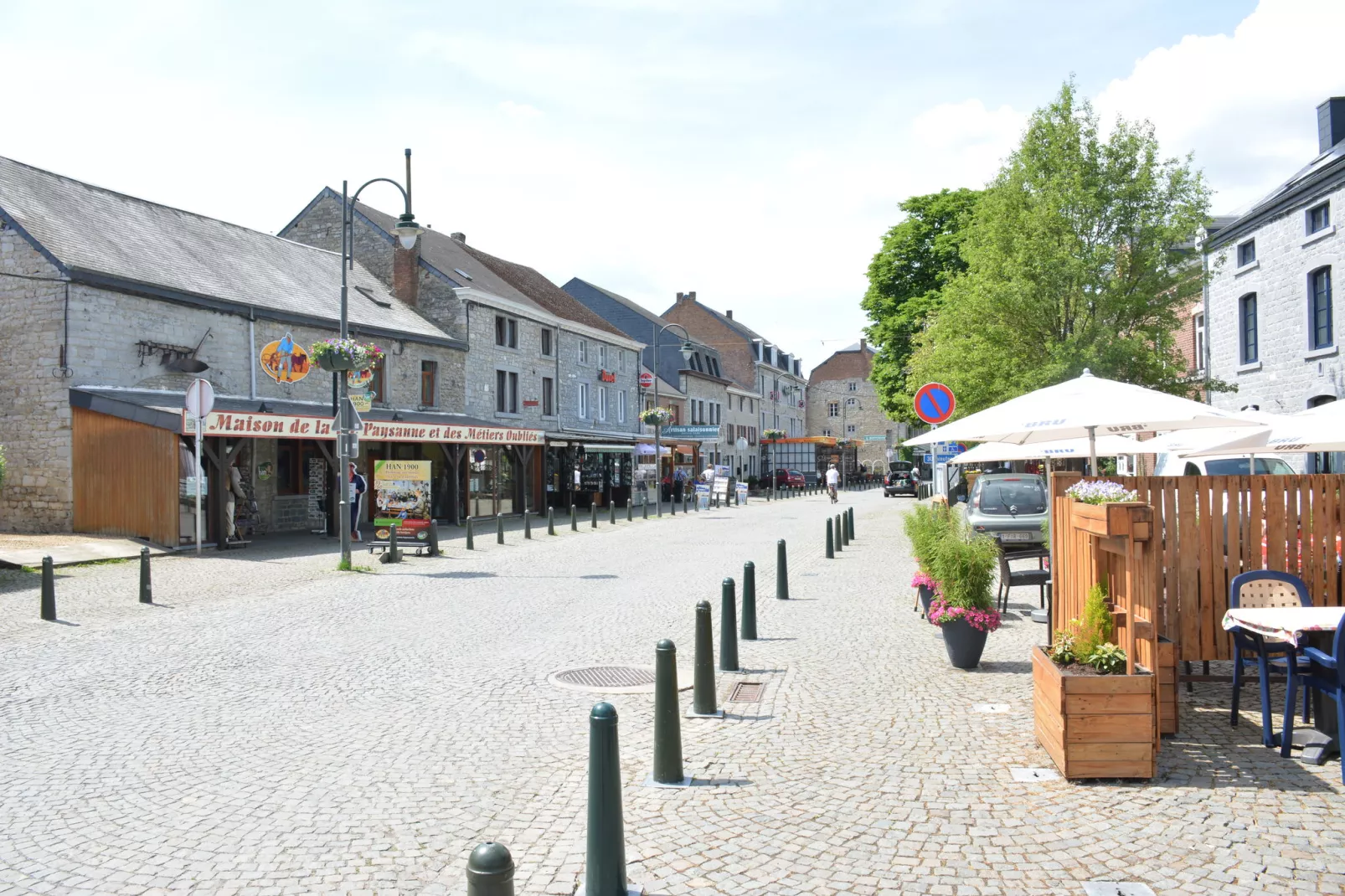 La Taverne des Grottes-Uitzicht zomer