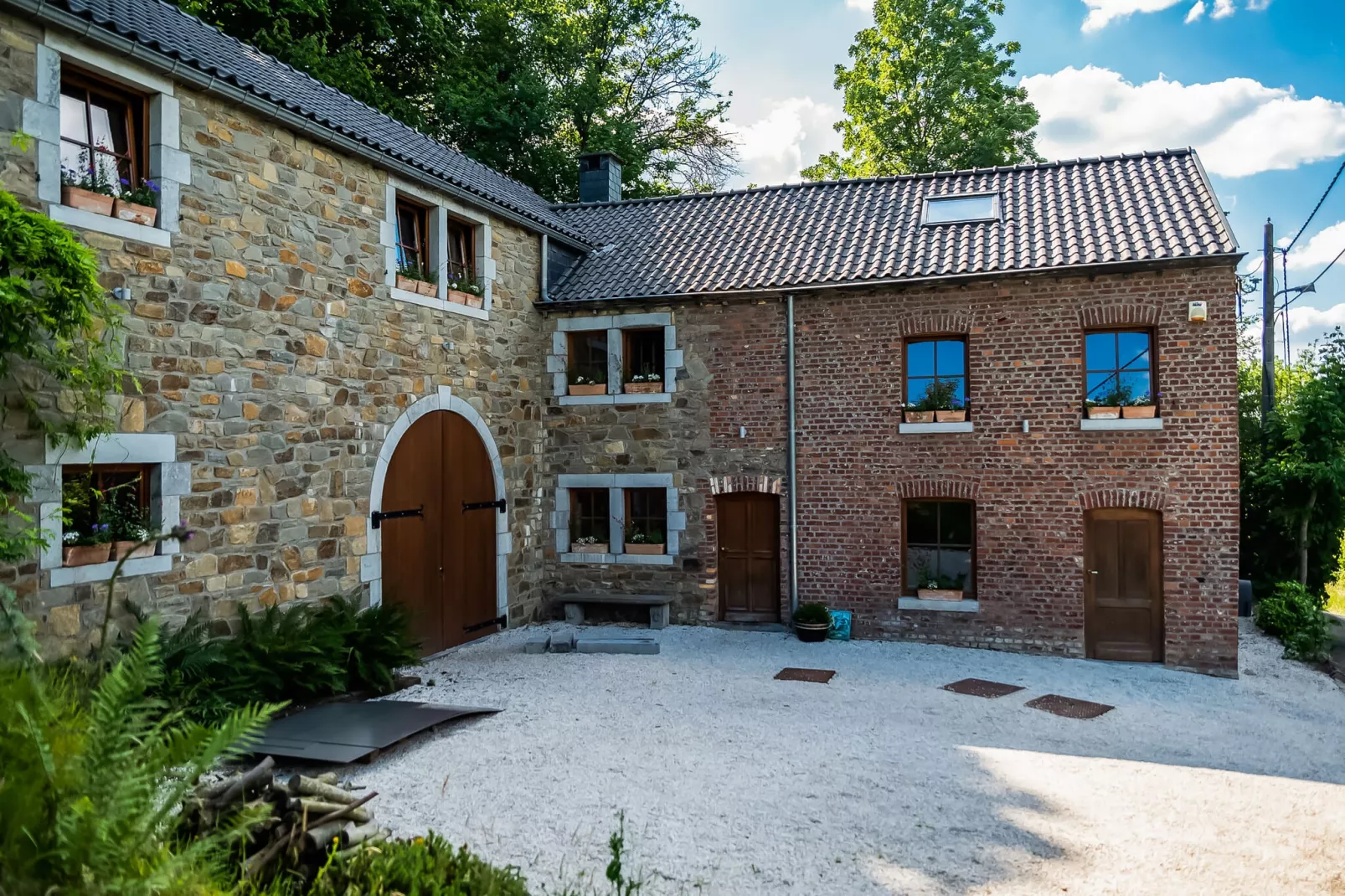 Beautiful home in nature with pool-Buitenkant zomer