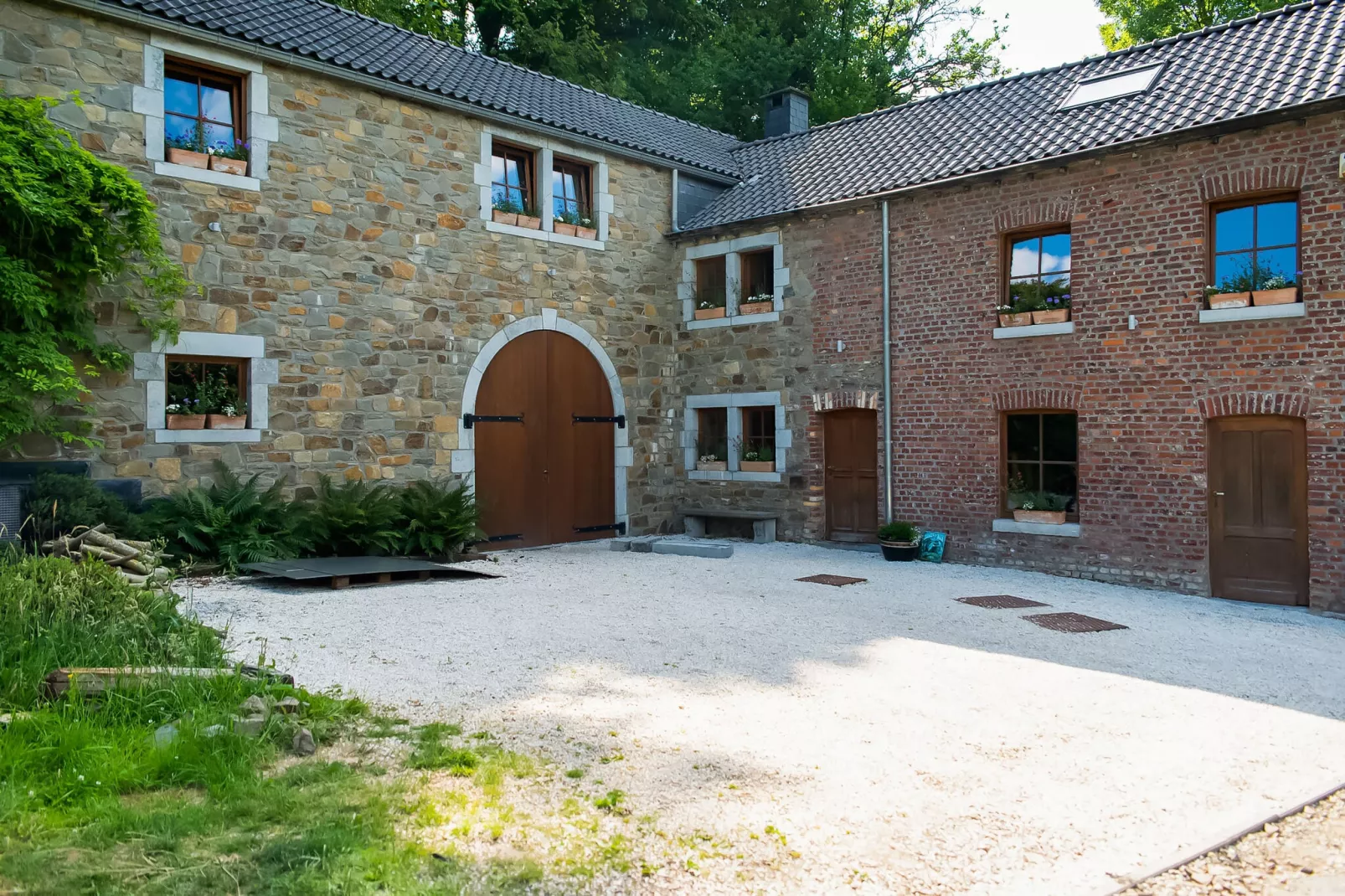 Beautiful home in nature with pool-Buitenkant zomer