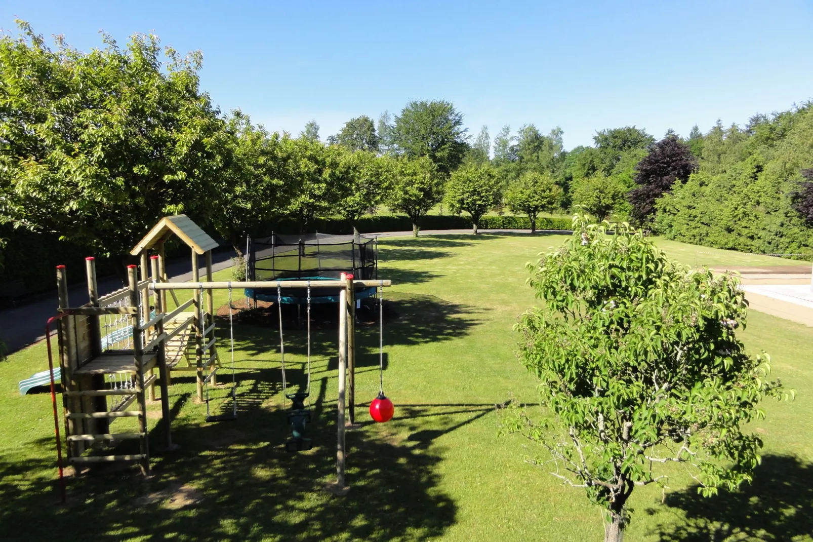 Le Lodge du Lac et piscine-Tuinen zomer