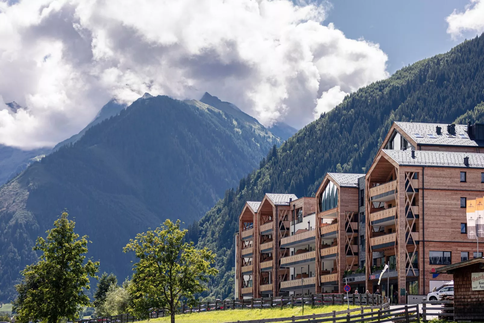 Groot appartement met sauna, direct aan skipiste-Buitenkant zomer