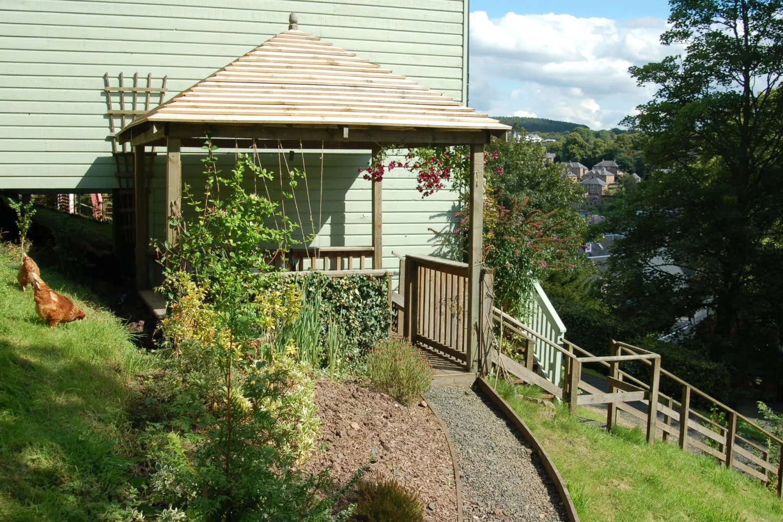 Attractive cottage in garden grounds-Buitenkant zomer