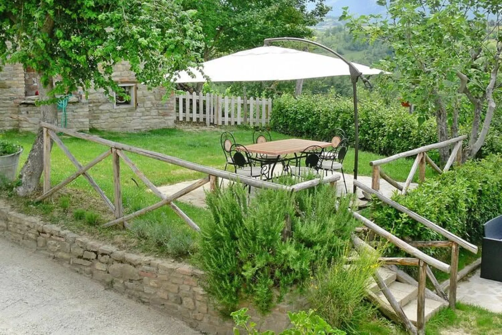 Agri-tourism La Filomena Montefortino-La Quiete - Passero-Tuinen zomer