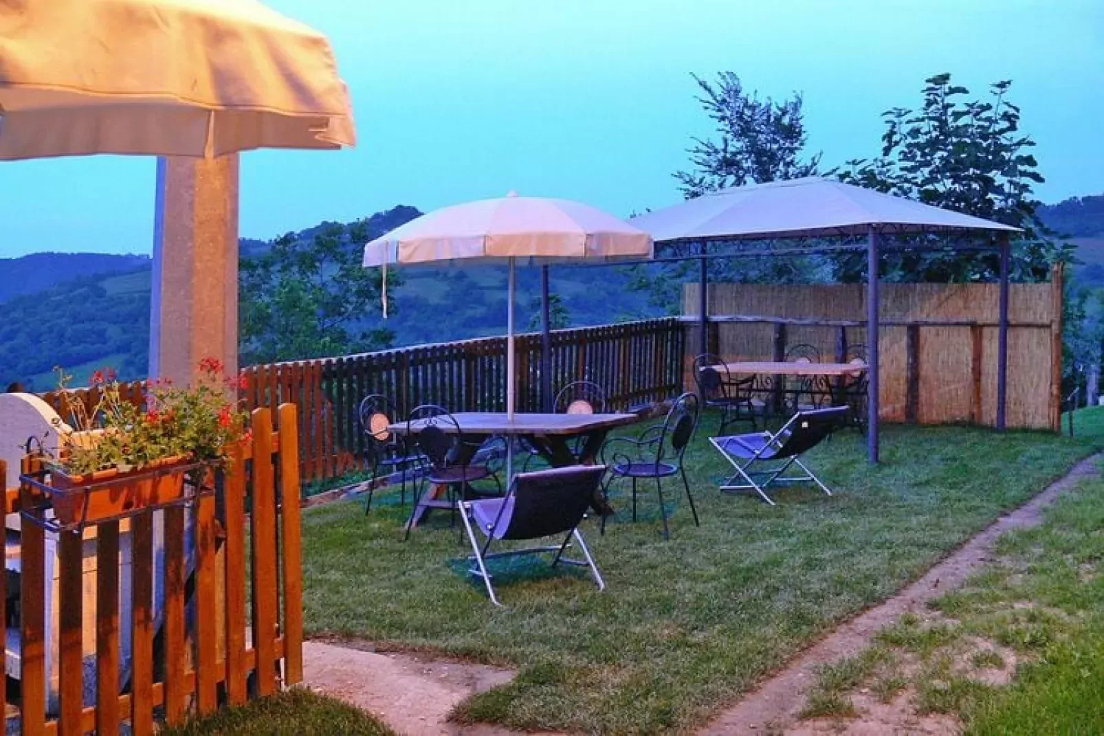 Agri-tourism La Filomena Montefortino-La Quiete - Passero-Tuinen zomer