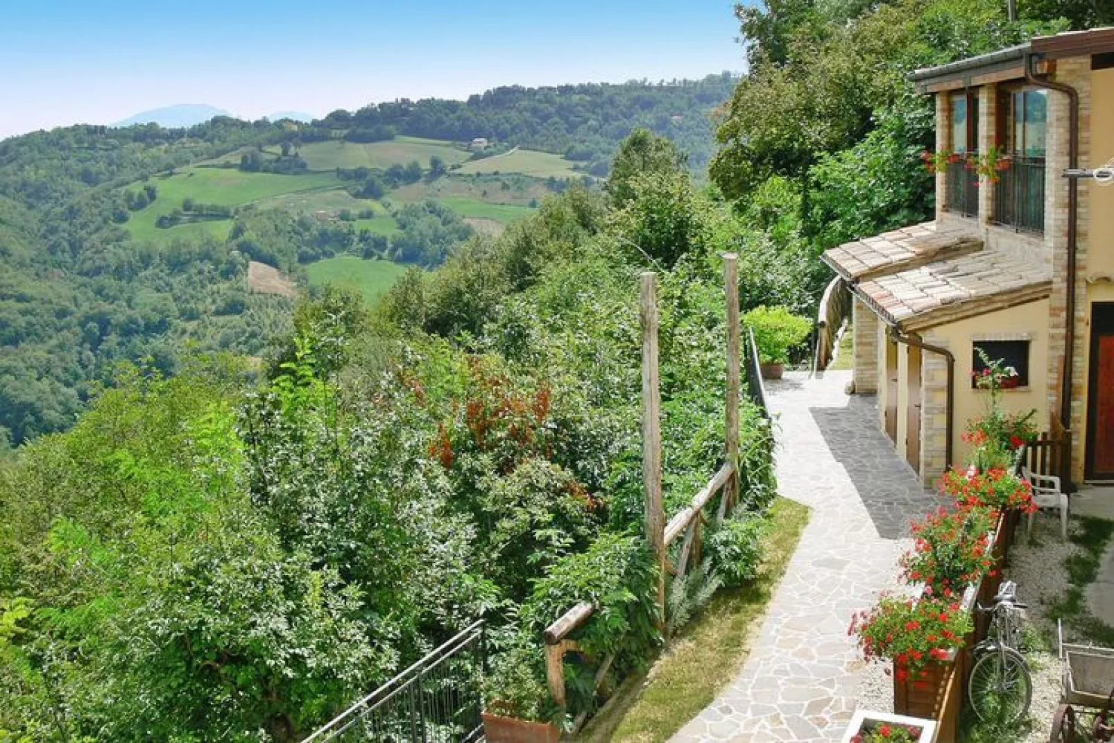 Agri-tourism La Filomena Montefortino - Priora-Buitenkant zomer