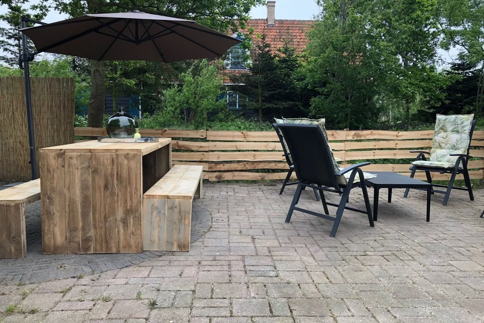 Gezellig chalet met afwasmachine op een vakantiepark, bij de Waddenzee-Terrasbalkon