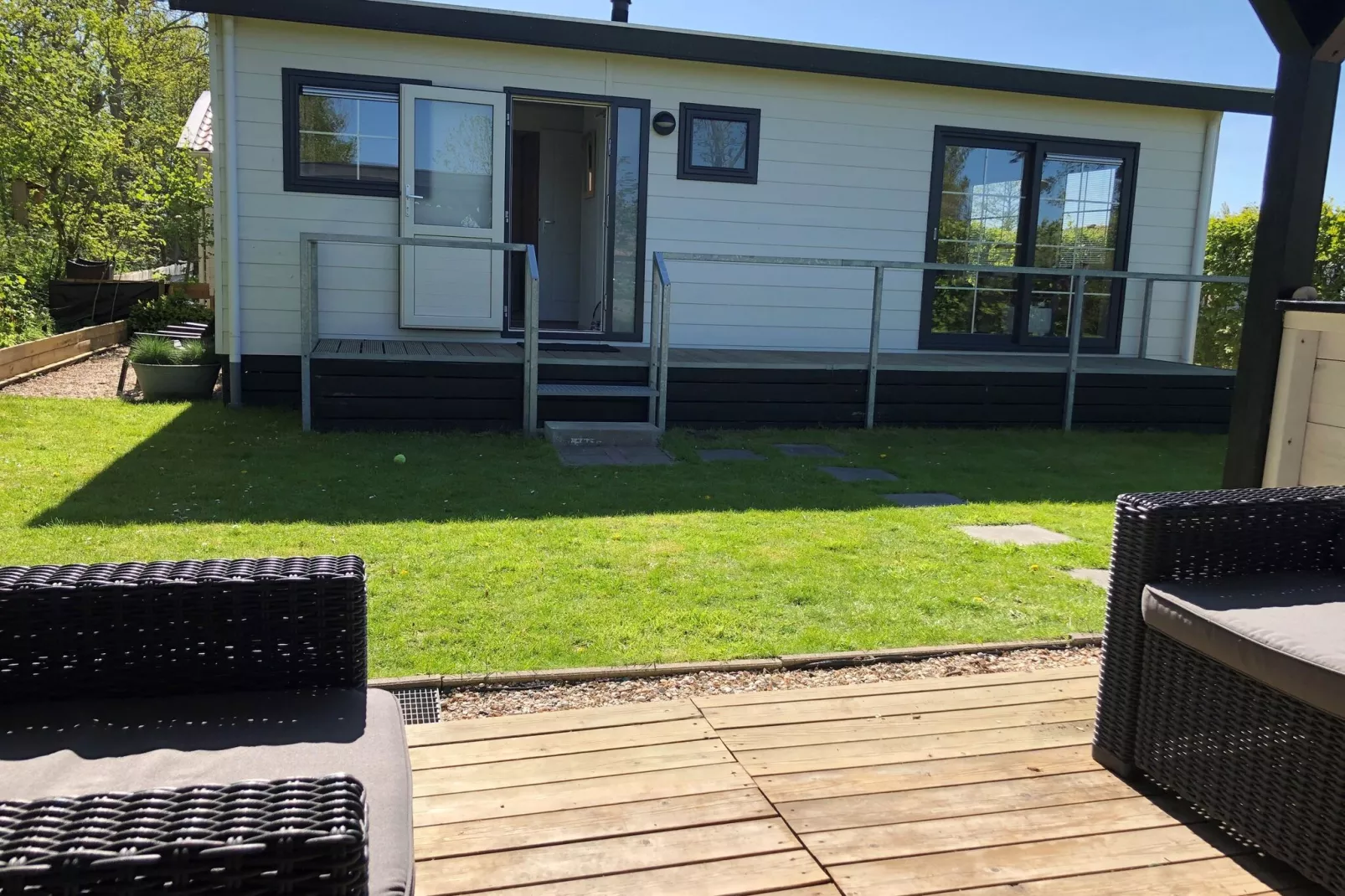 Recreatiepark Wiringherlant - Wiringher Chalet 94-Buitenkant zomer