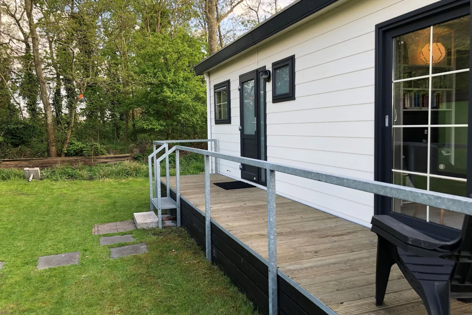 Recreatiepark Wiringherlant - Wiringher Chalet 94-Buitenkant zomer