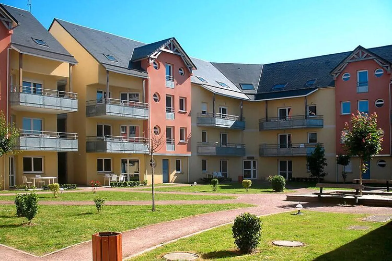 Residence Les Isles de Sola Grandcamp // T2 BALCON / 2 pcs 30 à 50 m2 T2 AVEC balcon ou terrasse-Buitenkant zomer