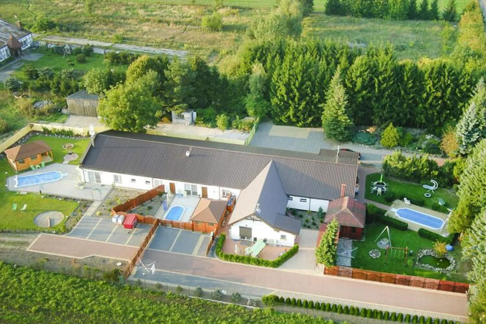 Dom wakacyjny z basenem dla 16 osób Sieciemin-Buitenkant zomer
