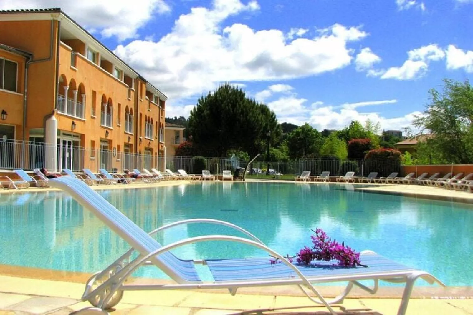 Appartement in Gréoux-les-Bains met betaalde sauna-Zwembad