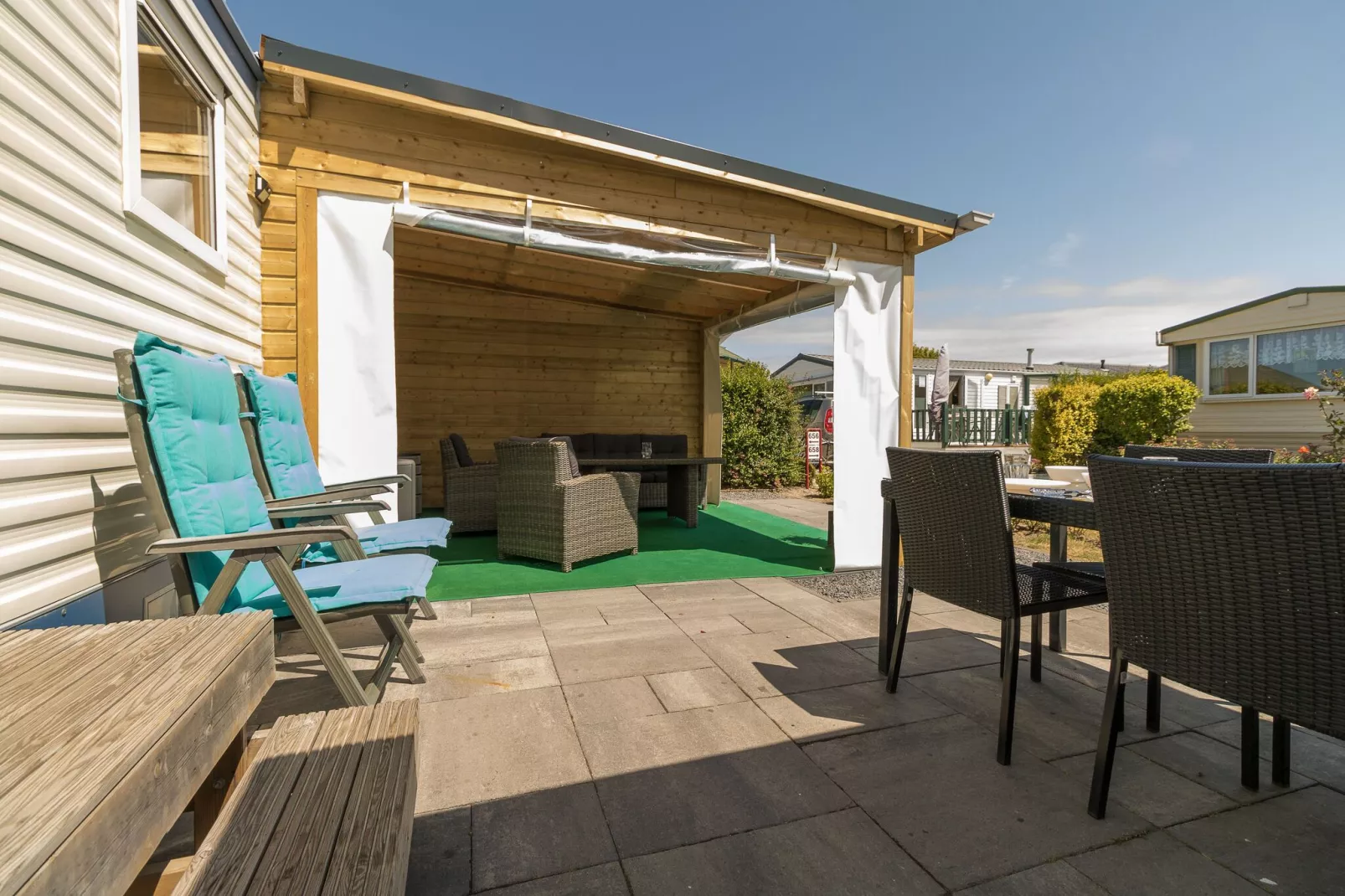 Julianahoeve - Chalet aan Zee-Tuinen zomer