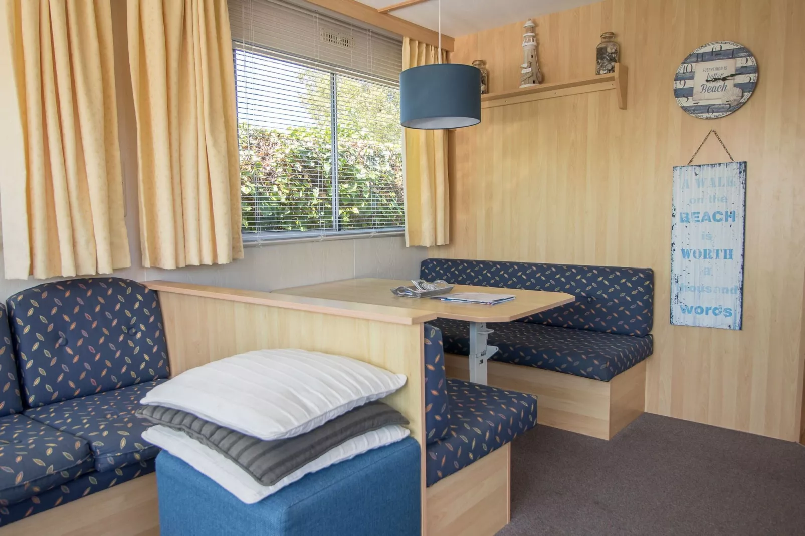 Julianahoeve - Chalet aan zee en duinen-Eetkamer