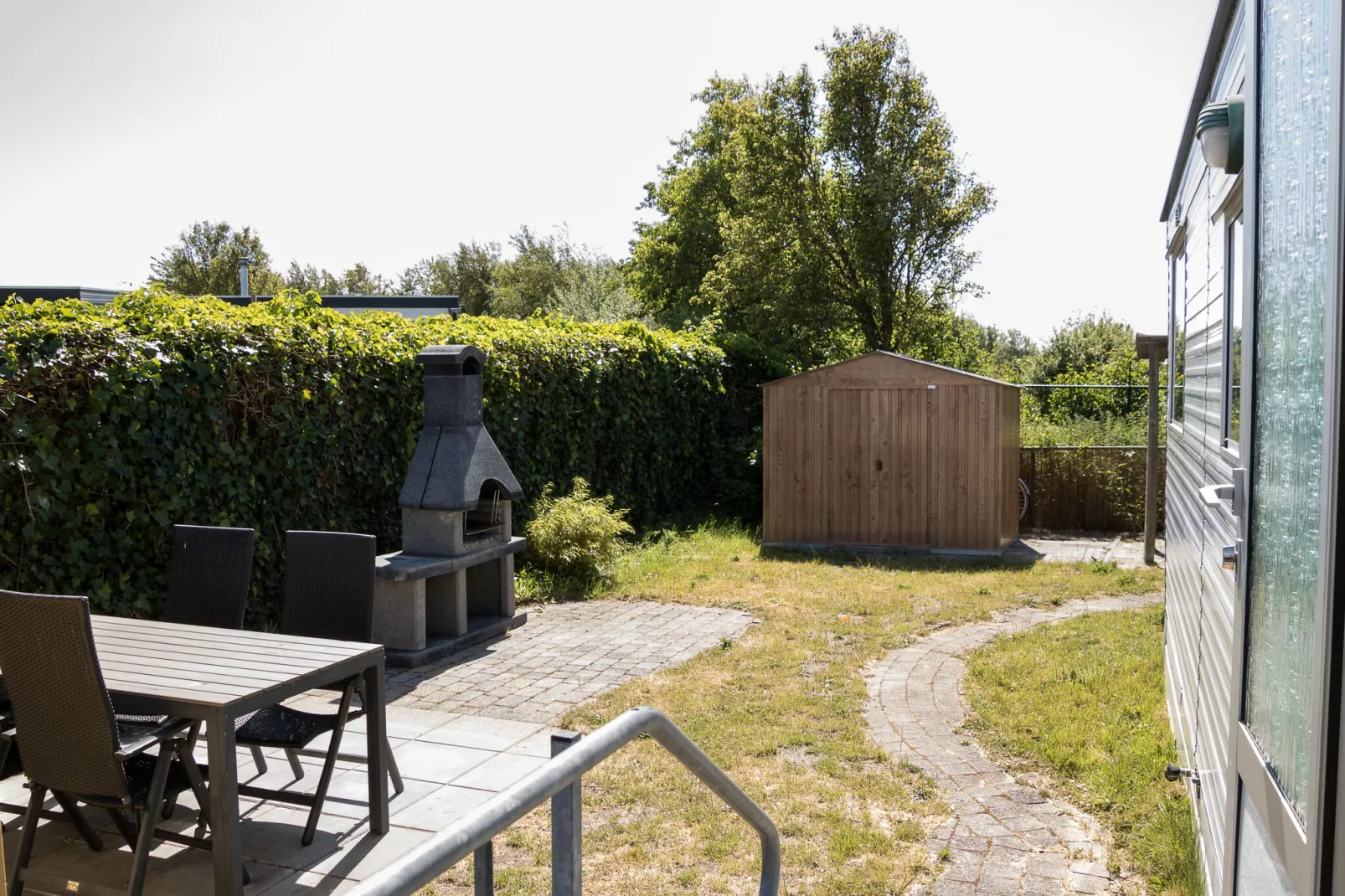 Julianahoeve - Chalet aan zee en duinen-Tuinen zomer