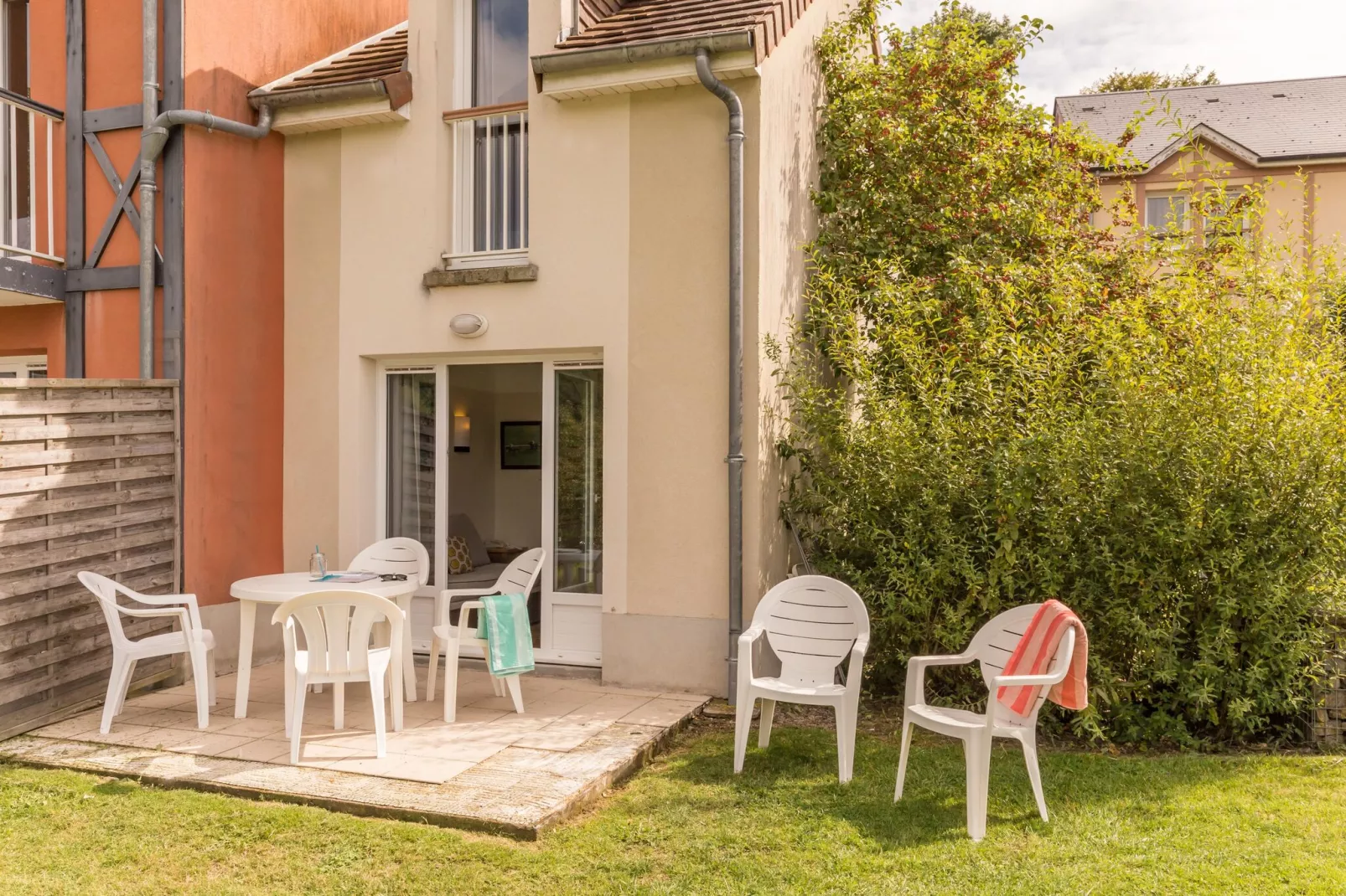 Holiday village Normandy Garden Branville - M5O Standard House 5 p - 1 bedroom - duplex-Buitenkant zomer