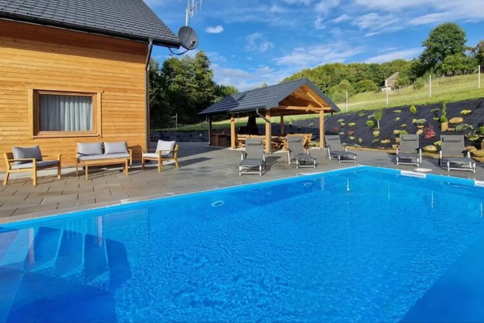 Komfortowy dom wakacyjny z basenem dla 12 osób