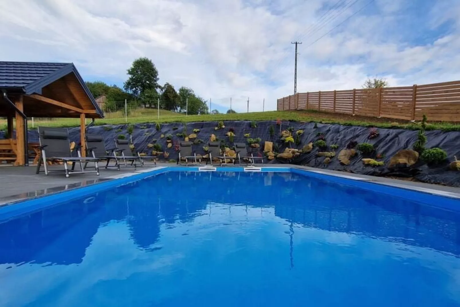 Komfortowy dom wakacyjny z basenem dla 12 osób-Zwembad