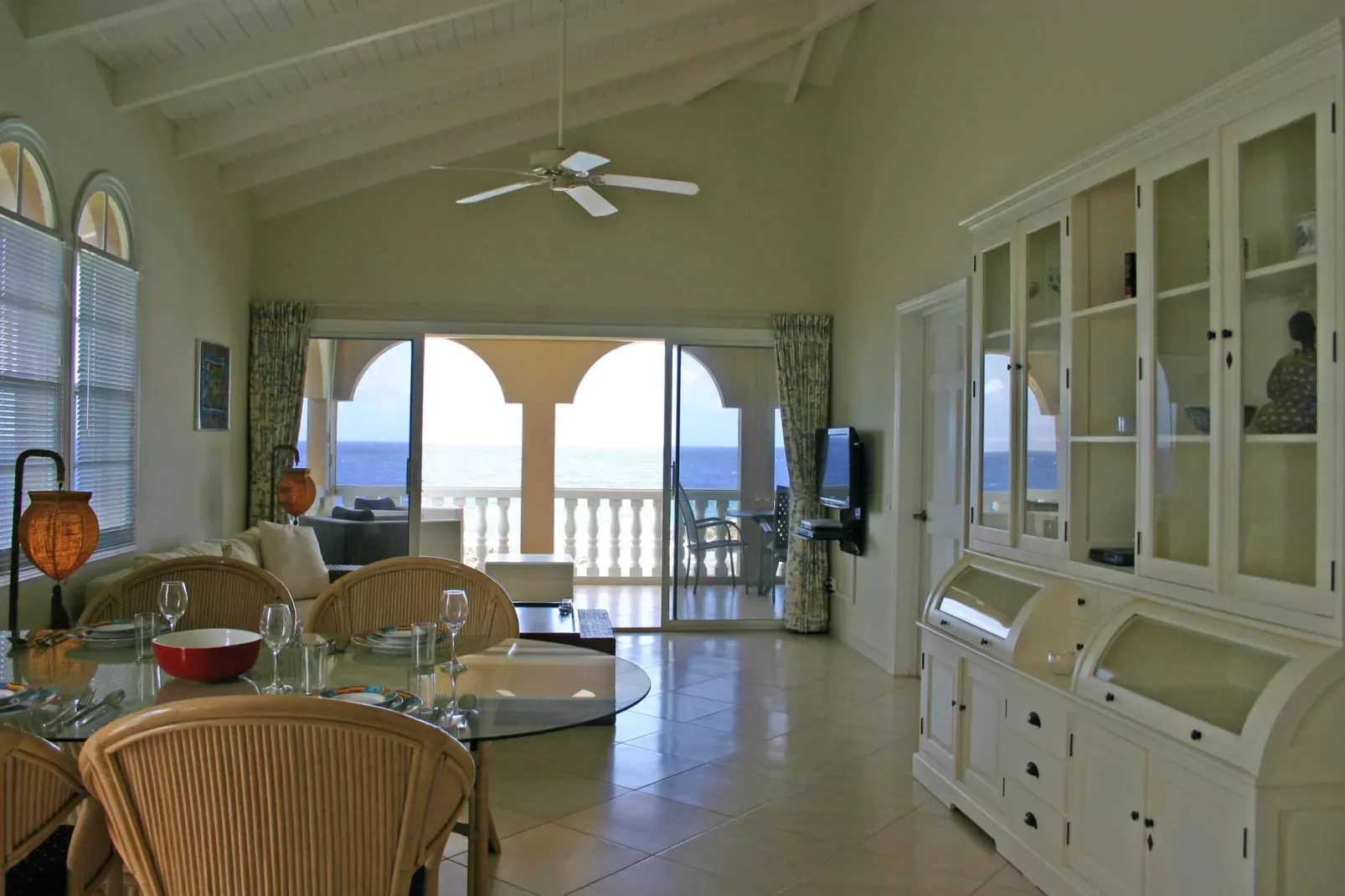 Dolphin View Mambo Beach-Woonkamer