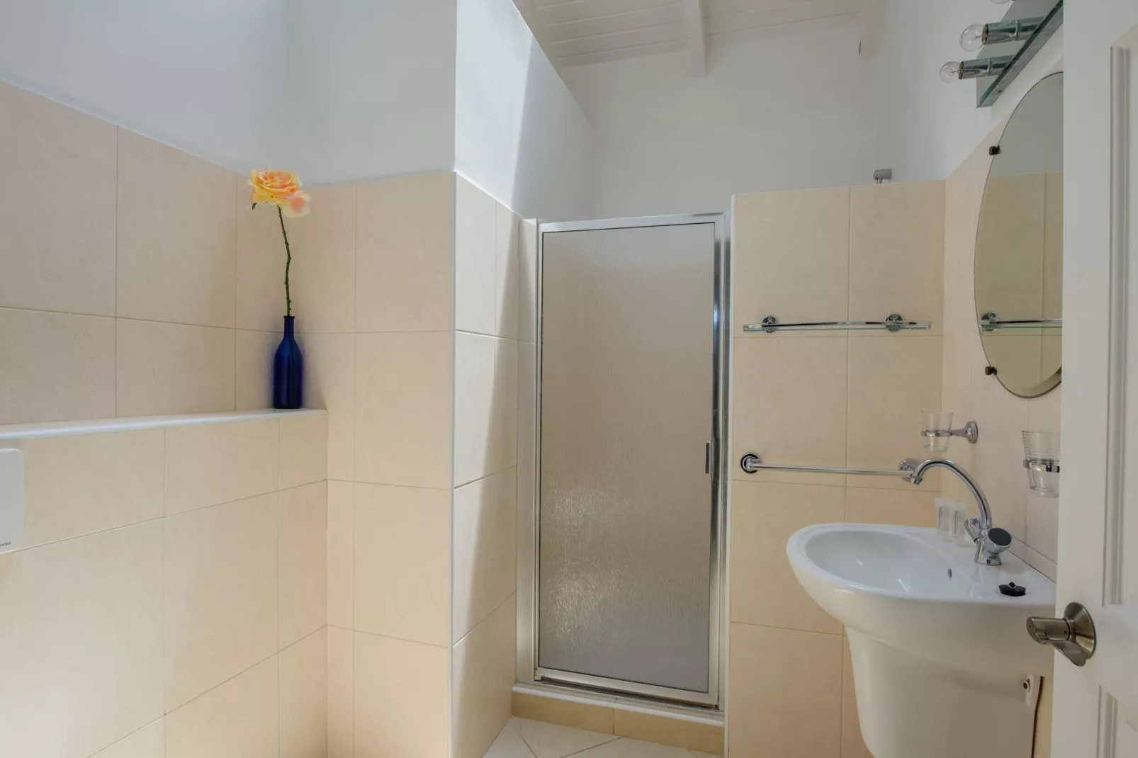 Dolphin View Mambo Beach-Badkamer