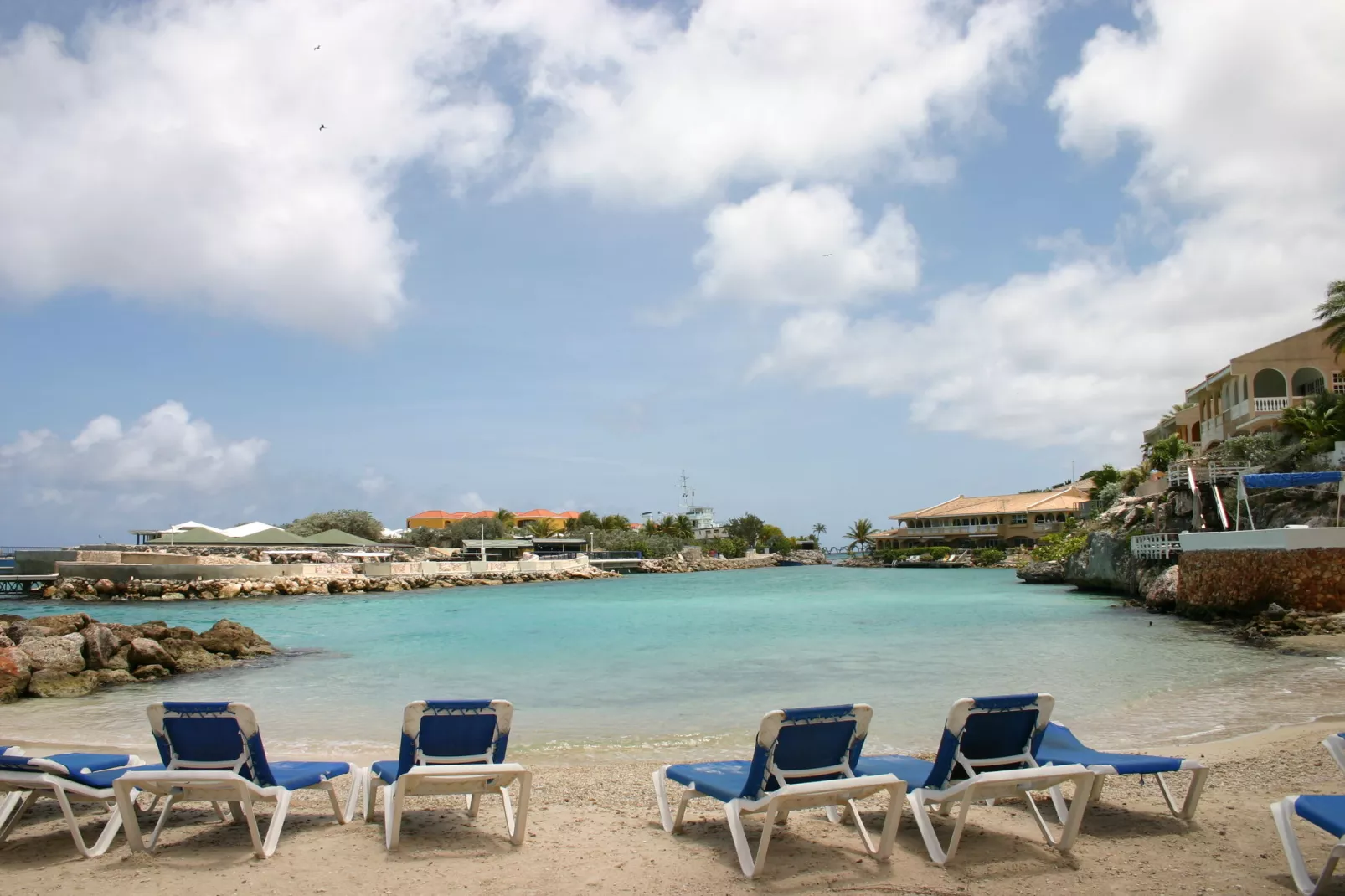 Dolphin View Mambo Beach-Sfeer