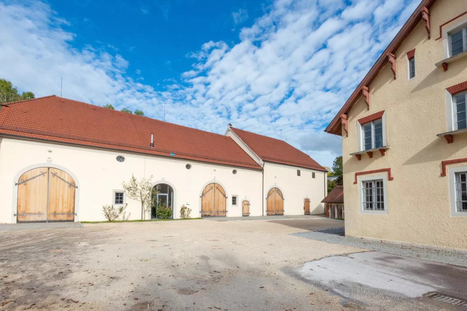 Ferienwohnung Haunsheim links-Buitenkant zomer